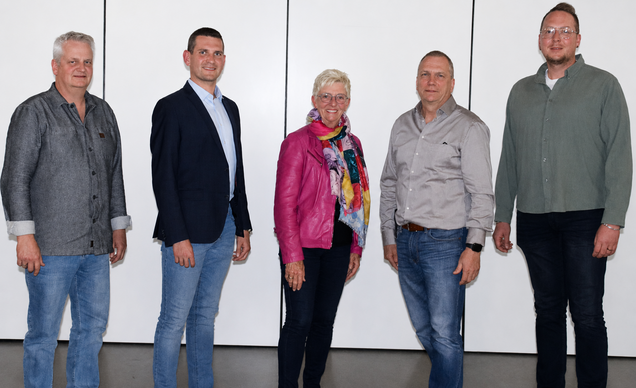 Der alte Ortsbeirat Der alte Ortsbeirat: ( Von links nach rechts) Mario Koch, Bastian Koch, Ortsvorsteherin Wilma Saure, Dirk Wilke und Julian Romberger.