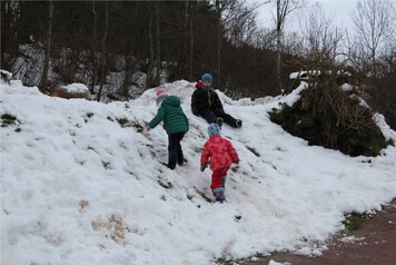 Hier sehen Sie spielende Kinder im Schnee
