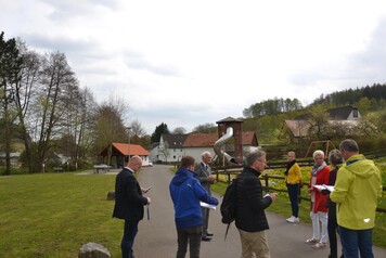 Die Komision beim Rundgang durch unser Dorf