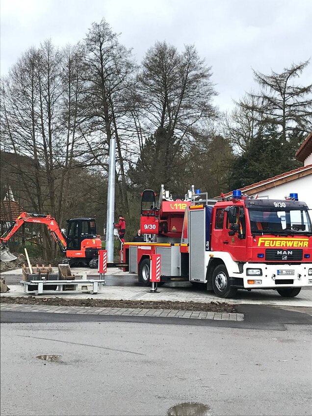 Hier sehen Sie den Aufbau des neuen Sirenenmastens