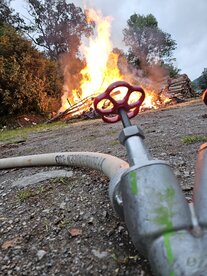 Hier sehen Sie den Verteiler und im Hintergrund das Feuer.