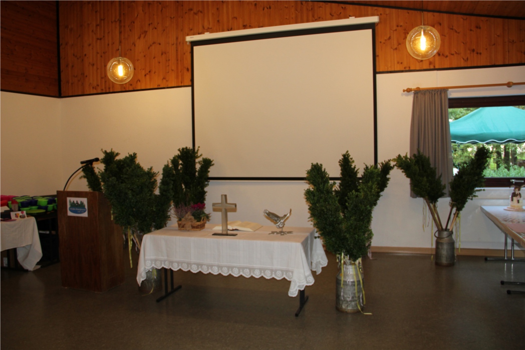 Hier sehen Sie den auf gebauten Altar....
